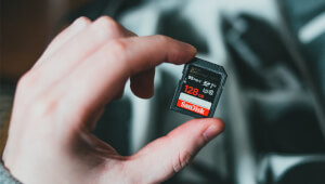 Карта пам’яті як рятівне коло: як обрати правильний накопичувач для смартфона та не помилитися