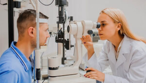 Щелевая лампа: сравнение с другими офтальмологическими приборами