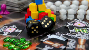 Вечер без гаджетов: выбираем настольную игру для компании