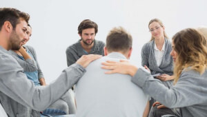 Як обрати реабілітаційний центр для людей із алкогольною залежністю